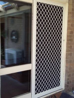 Cb: 45 Standand Diamond Grille In Primrose With Black Privacy Mesh Installed On The Outside Track