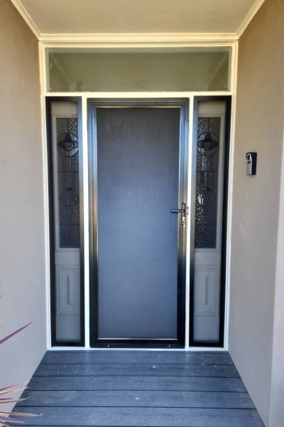 Privacy-doors-stainless-side-panels