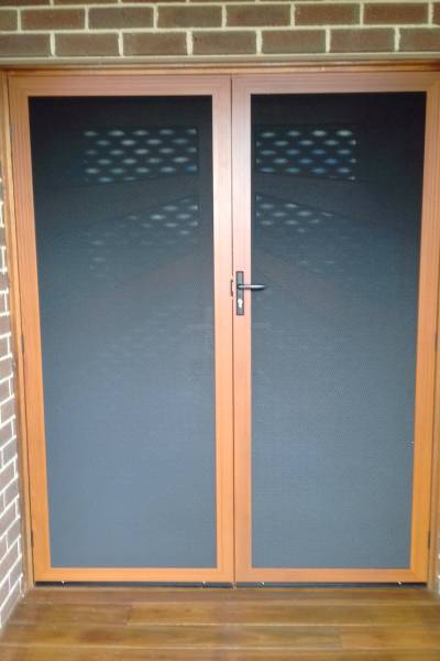 clear-breeze-privacy-wood-grain-double-doors